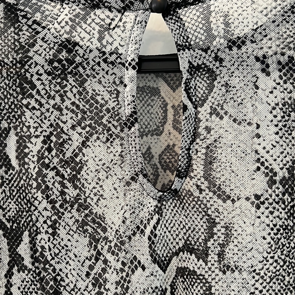 SOLD ❤️ Le Lis Sheer Snake Skin Top Size Large - Picture 5 of 5